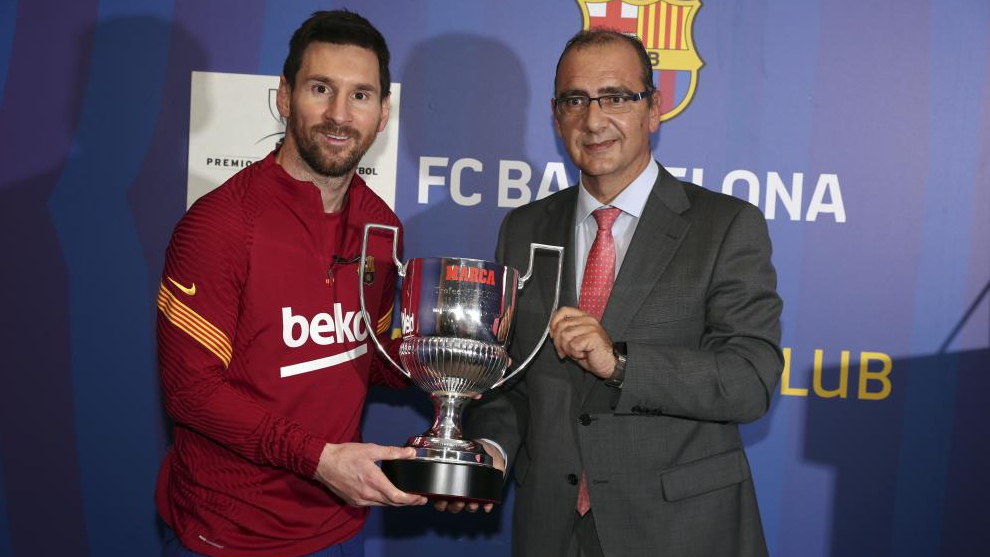 Messi recibe la copa Pichichi de manos del director de MARCA, Juan Ignacio Gallardo.