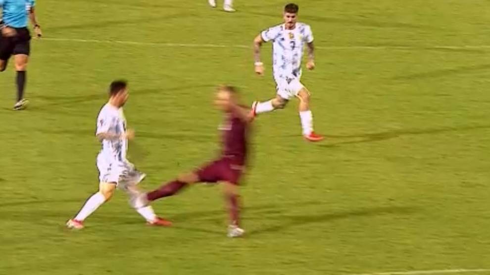 Lionel Messi recibe una brutal entrada que de milagro no lo lesiona