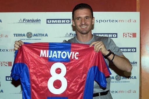 Pedja Mijatovic en su presentacin con el Levante en 2002.
