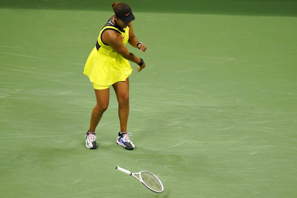 Naomi Osaka throws her racket down during a match against Leylah Fernandez.