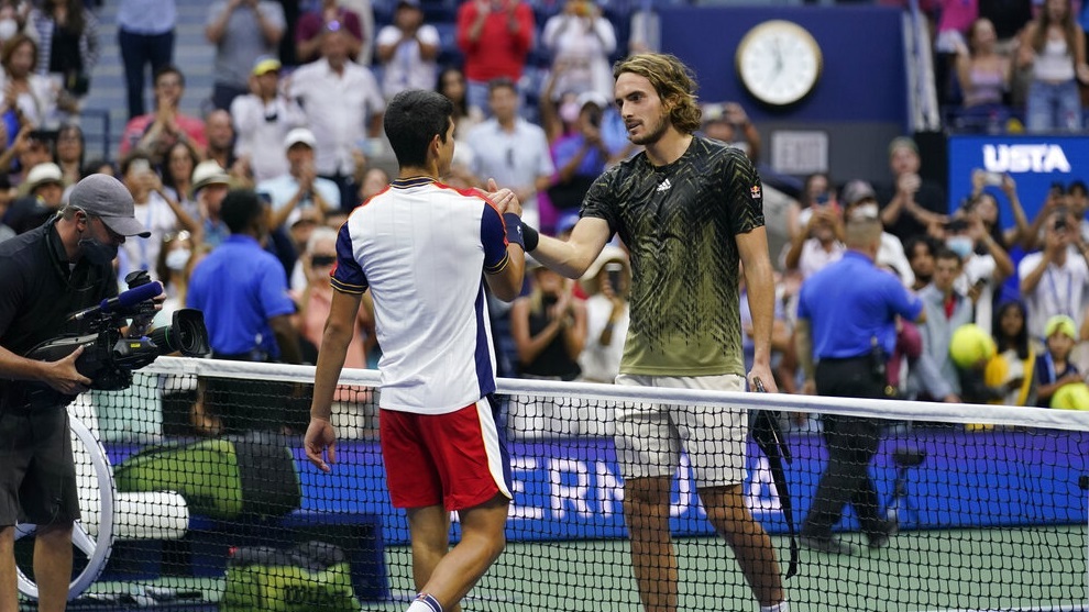 Carlos Alcaraz, left, shakes hands with defeating Stefanos Tsitsipas after defeating Tsitsipas