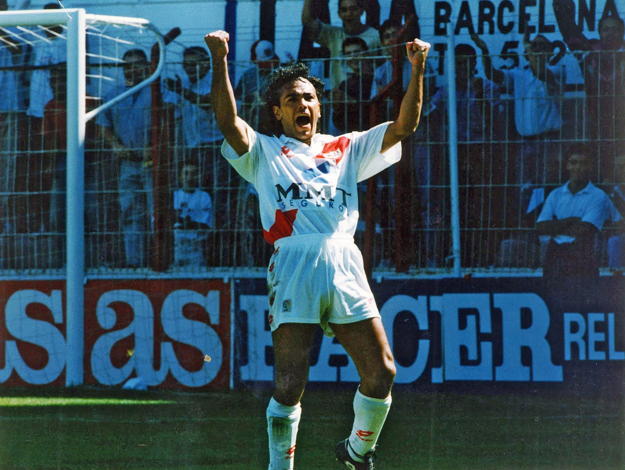 Hugo Snchez celebra un tanto con la camiseta del Rayo Vallecano.