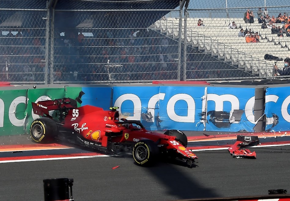 El Ferrari de Sainz, nada más chocar.