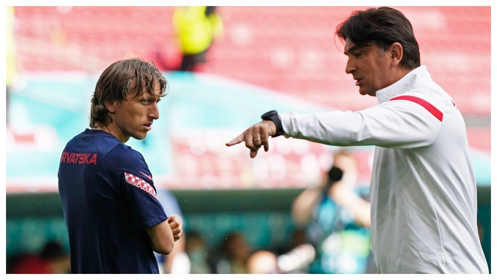 Zlatko Dalic dialoga con Luka Modric durante la Eurocopa.
