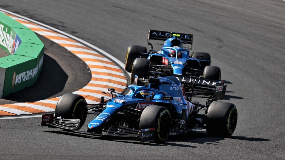 Alonso y Ocon, peleando al inicio de la carrera en Zandvoort ayer.
