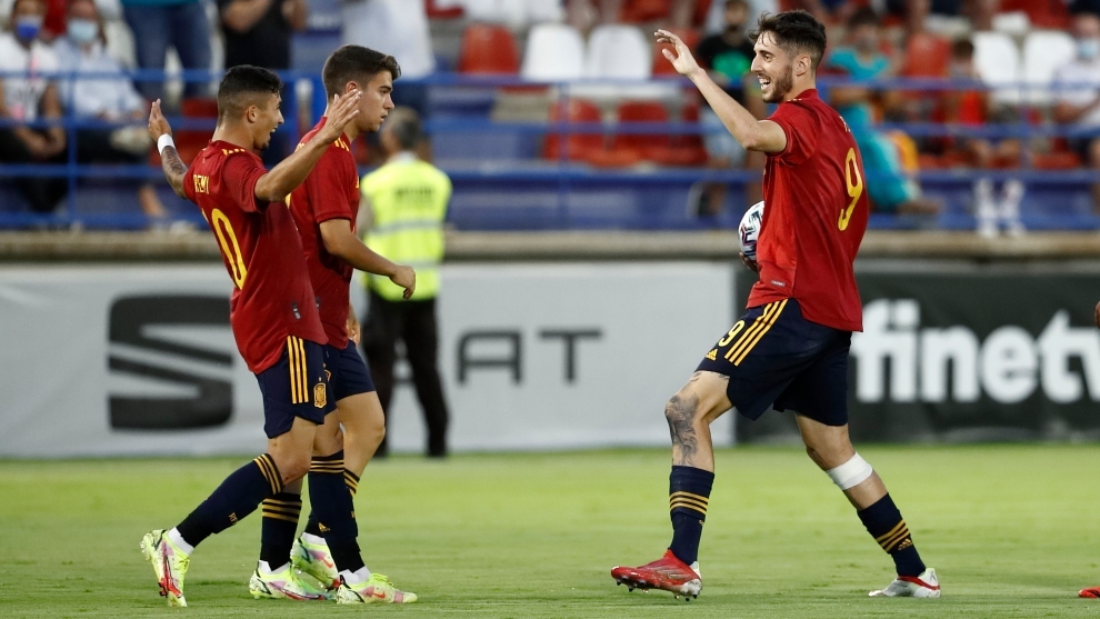 Yeremi Pino Y Fer Niño celebran un gol ante Rusia.
