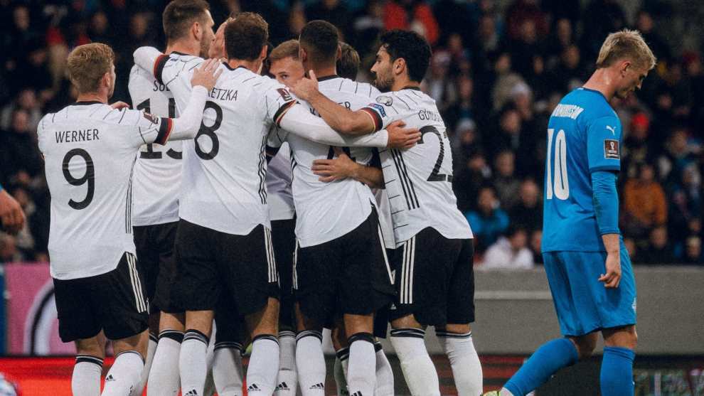 Los alemanes celebran un gol ante Islandia.