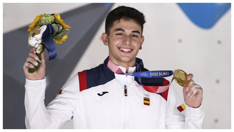 Alberto Gins (18) tras conseguir el oro en la modalidad de escalada deportiva.