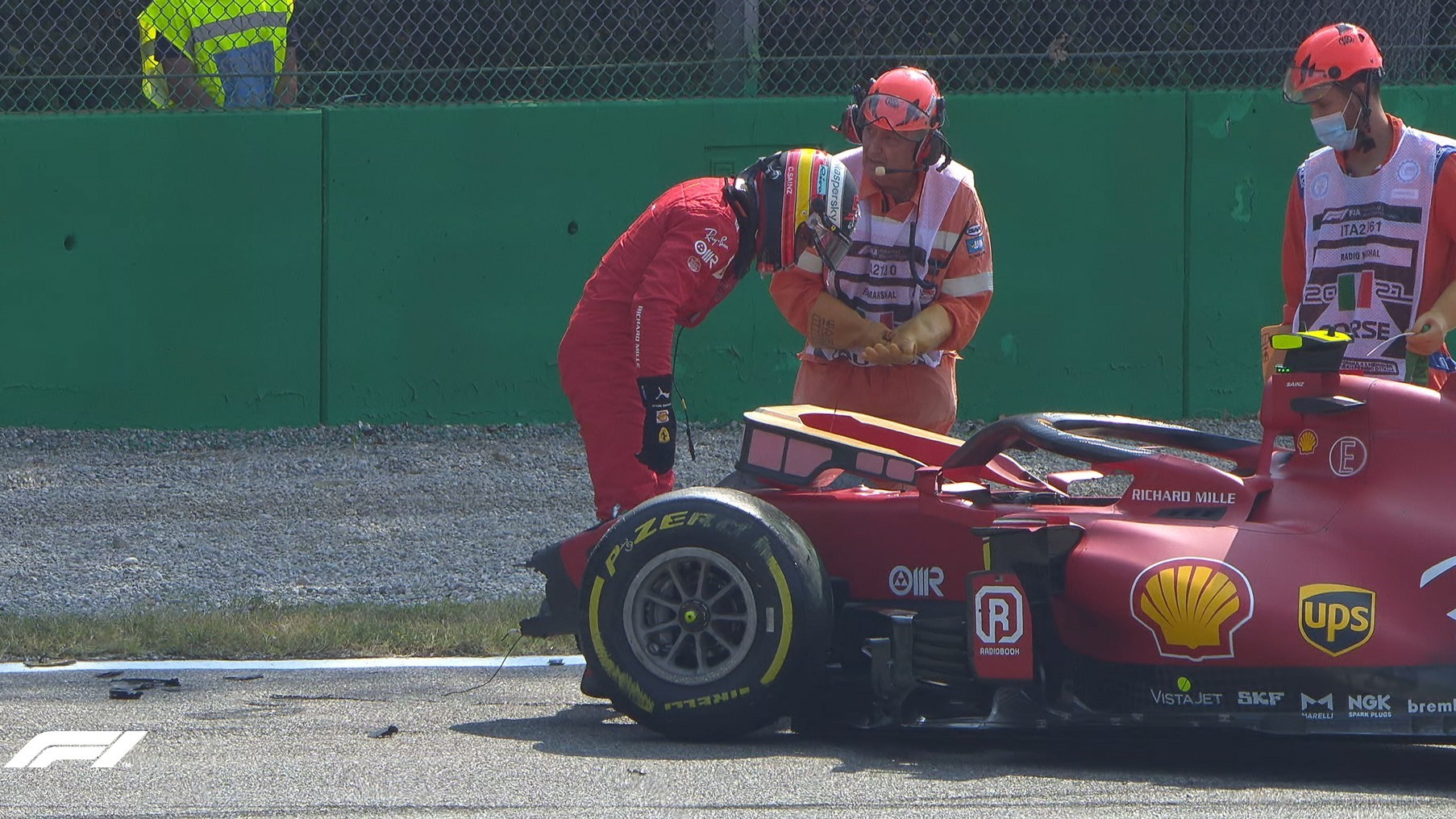 Sainz, mira el coche tras sufrir un accidente en los Libres 2 del GP de Italia 2021.