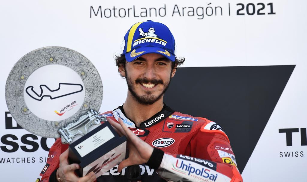 Pecco Bagnaia, con el trofeo de ganador en el podio.