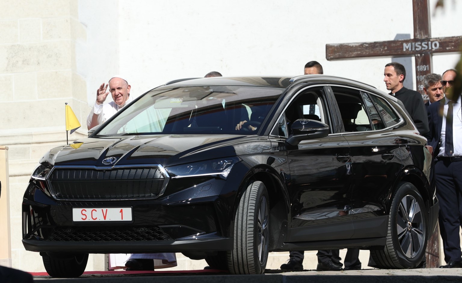 El Papa Francisco saluda al salir del Enyaq iV adaptado para su visita a Eslovaquia.