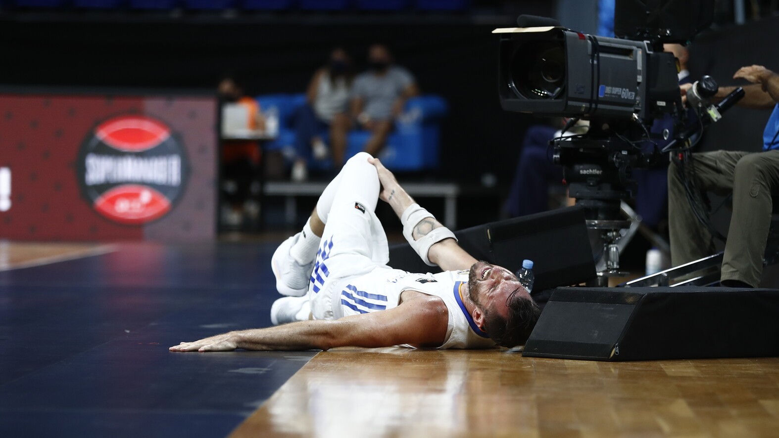 Rudy Fernández, tendido en el suelo tras lesionarse la rodilla izquierda.