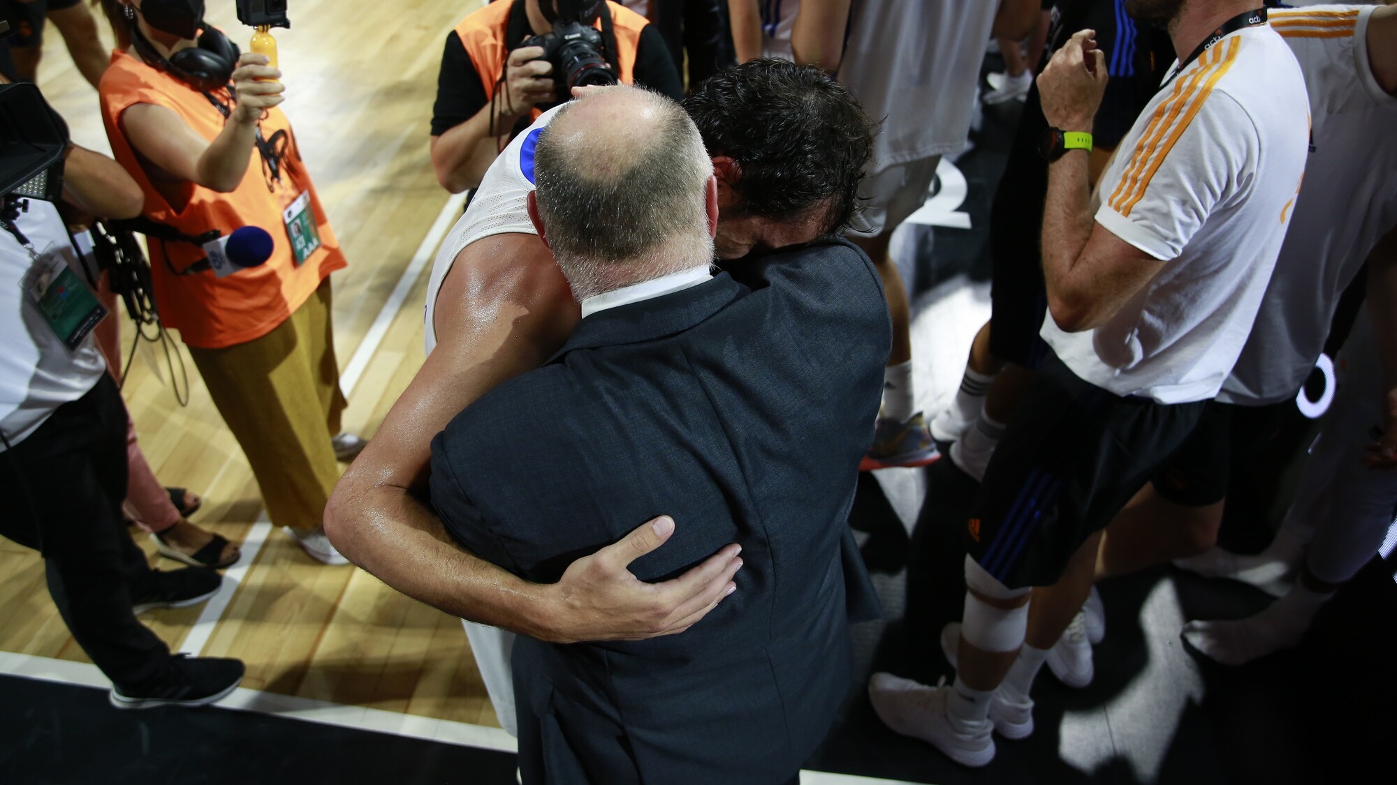 Pablo Laso y Sergio Llull se abrazan tras la final de la Supercopa Endesa.