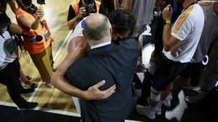 Pablo Laso y Sergio Llull se abrazan tras la final de la Supercopa...