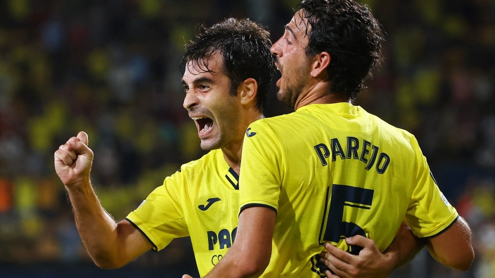 Trigueros y Parejo celebran el gol del Villarreal.