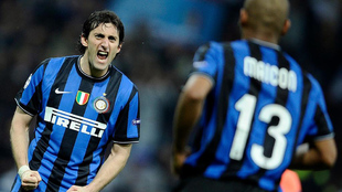 Diego Milito (42) celebrando un gol durante su etapa en el Inter de...