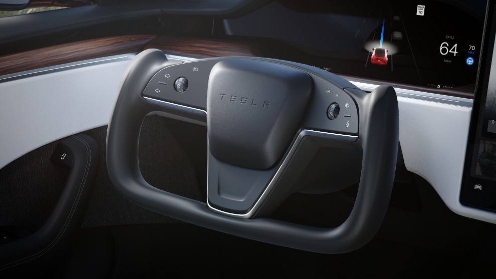 volante de avion - Tesla Model S Plaid - yoke - Consumer Reports - críticas