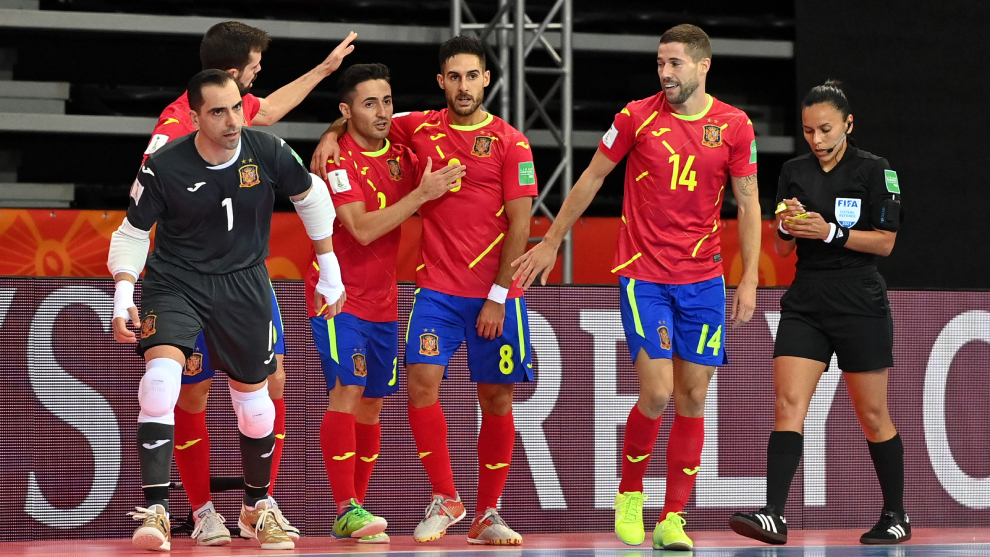 Los jugadores españoles celebran uno de los goles ante Japón