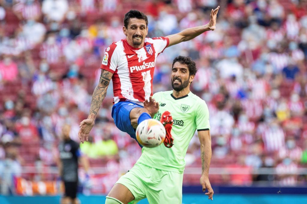 Savic despeja el balón ante Raúl García en el Atlético-Athletic de la primera vuelta.