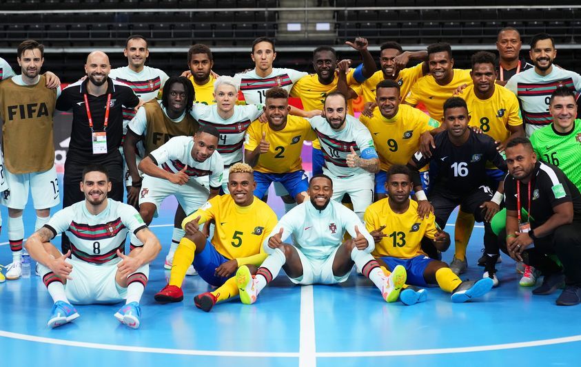 Los jugadores de Islas Salomn y de Portugal posan juntos tras su encuentro en Lituania
