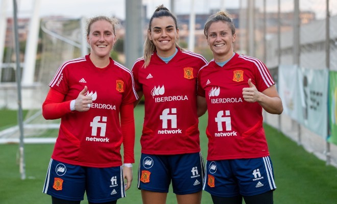 Mariasun Quiñones, Misa Rodríguez and Sandra Paños after training.