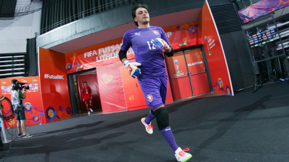 Libor Gercak salta a la pista durante un partido en este Mundial