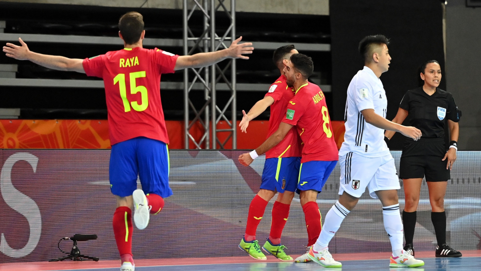 Los jugadores españoles celebran uno de los goles ante Japón