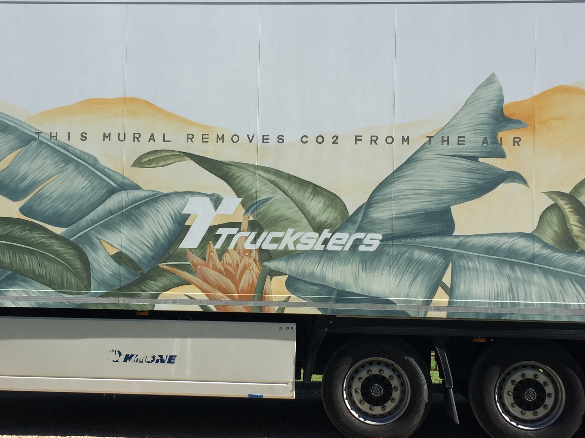 El camión de 40 toneladas que es capaz de eliminar CO2 gracias a su pintura