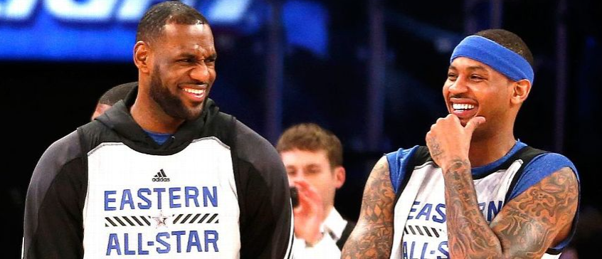 LeBron James y Carmelo Anthony charlan entre risas durante un 'All Star'.