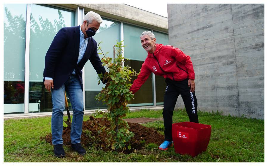 Martn Fiz planta un roble junto a Manuel Taboada, alcalde de Pino.