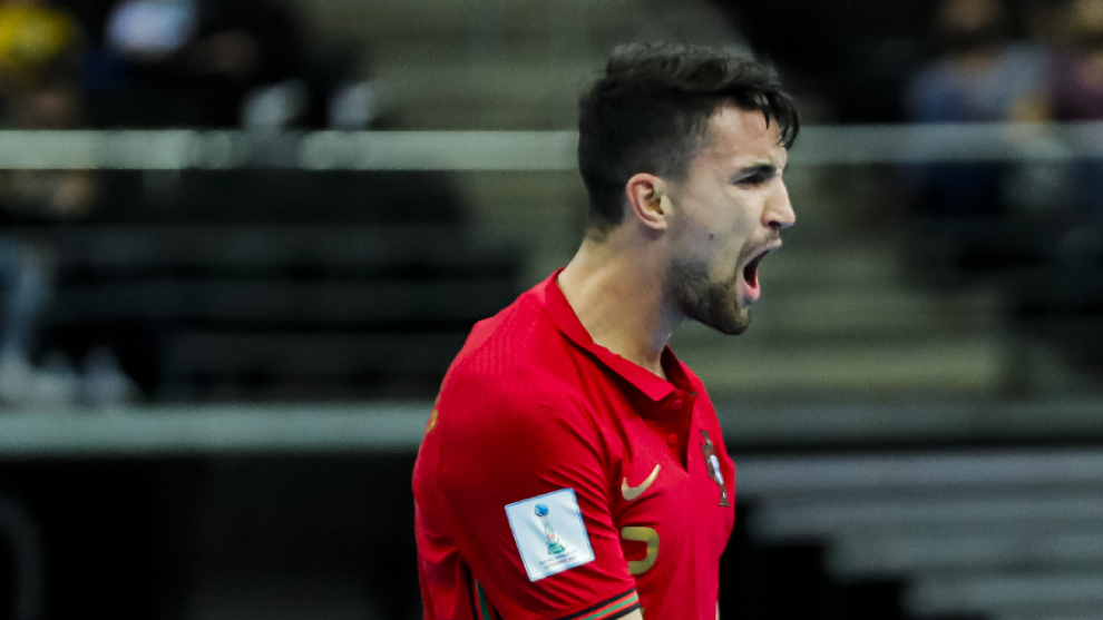 André Coelho celebra un gol con la selección portuguesa