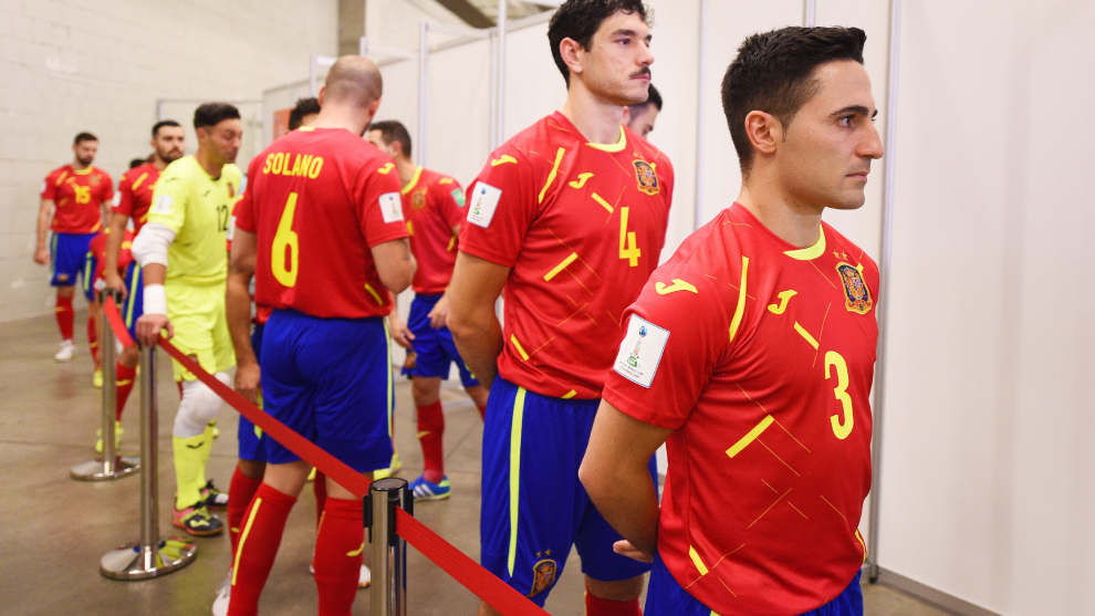 Los jugadores españoles, antes de salir al partido frente a Portugal