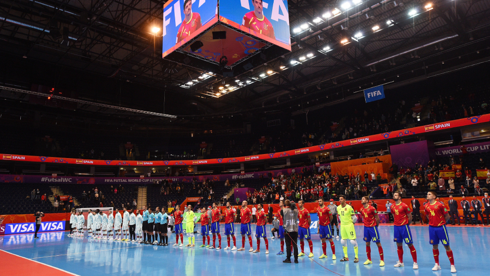Los jugadores españoles escuchan el himno antes del partido frente a Portugal