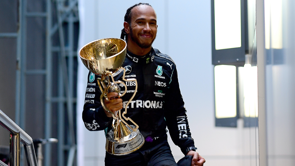 Hamilton, con el trofeo que le acredita como ganador del GP de Rusia.