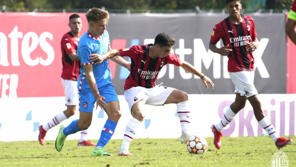 Barrios disputa un baln en el duelo frente al Milan de la Youth League.