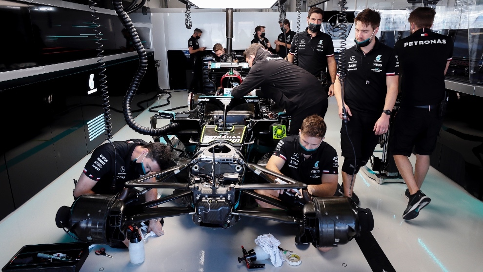 Mecánicos de Mercedes trabajando en el coche de Hamilton en Rusia 2021.