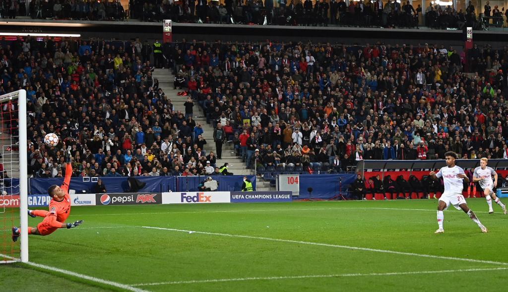 Adeyemi marca de penalti uno de sus goles ante el Lille.