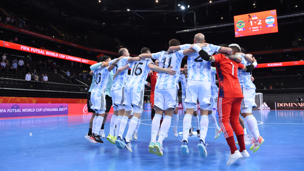 Los jugadores argentinos celebran la clasificación para la final