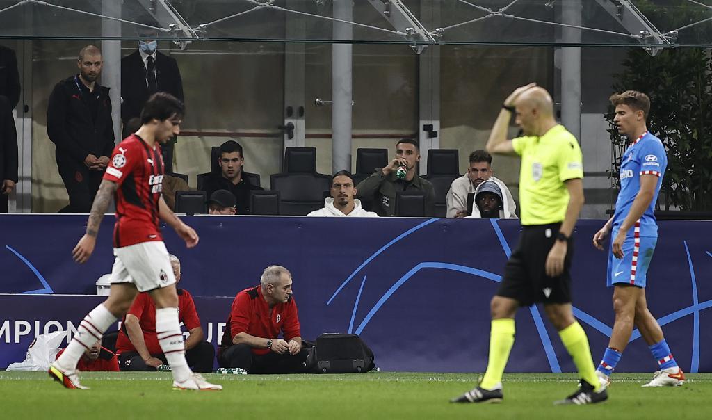 Ibrahimovic, siguiendo a pie de césped el Milan-Atlético de Champions.
