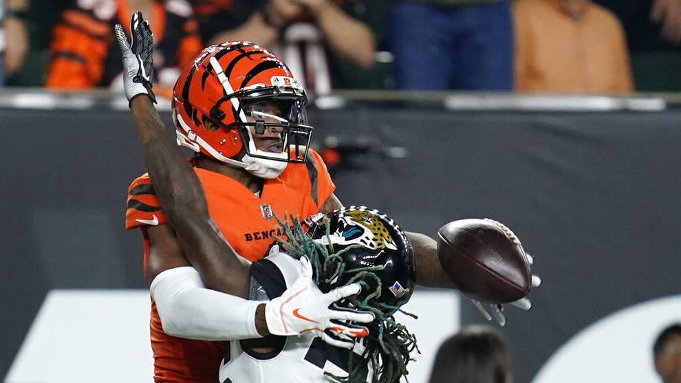 Shaquill Griffin breaks up a pass intended for Cincinnati Bengals' Ja'Marr Chase.
