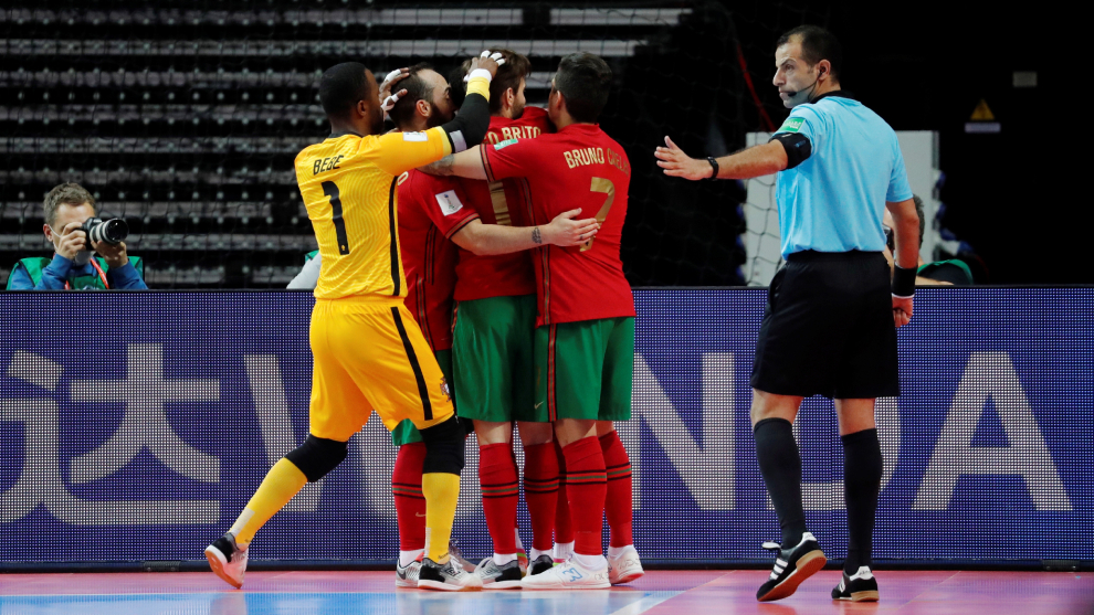 Los jugadores portugueses celebran el primer gol