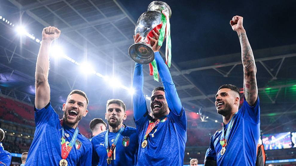 Italia levanta el título de la pasada Eurocopa.