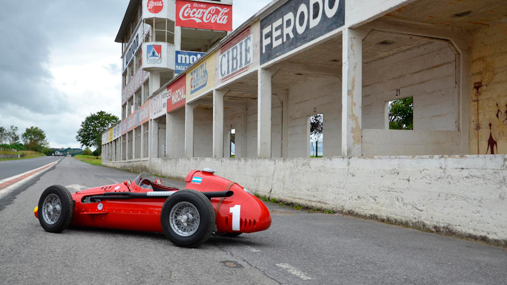 El 'Maserati', en el antiguo trazado de la Targa Florio.