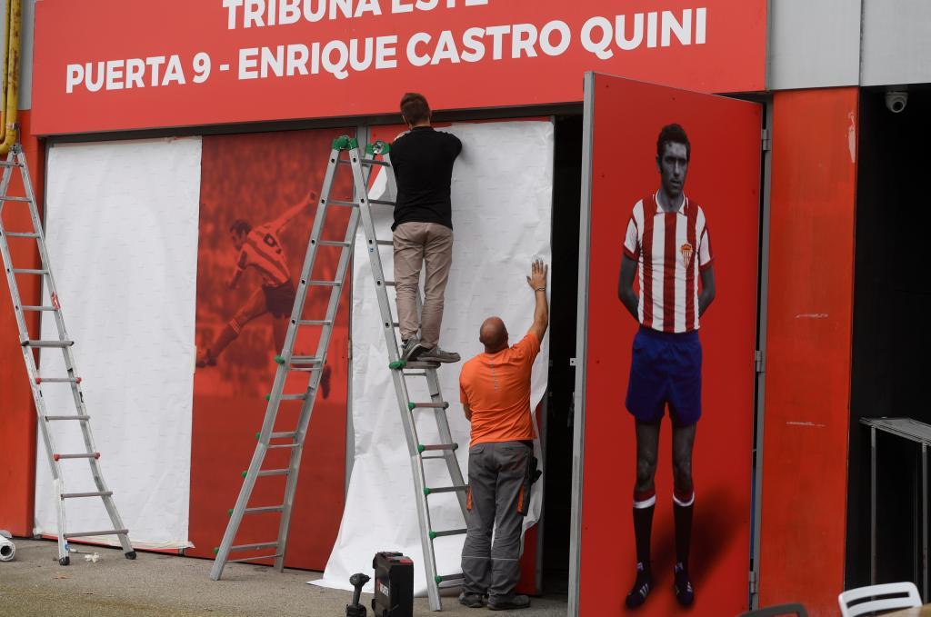 Operarios terminan de rematar la puerta 9 del estadio de El Molinn con el nombre de Quini