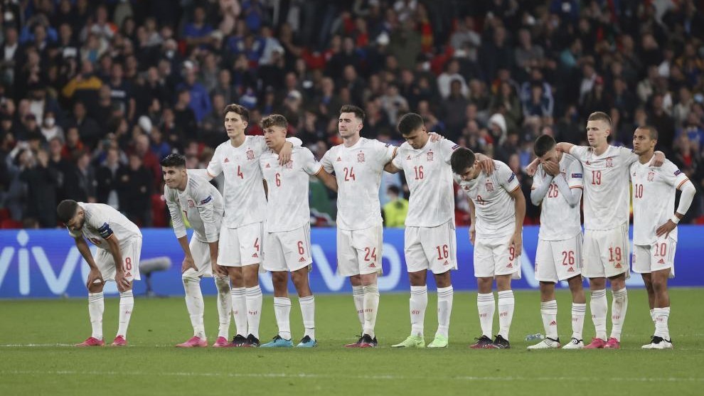 Los jugadores de la seleccin espaola durante la tanda de penaltis ante Italia en la semifinal de la Eurocopa
