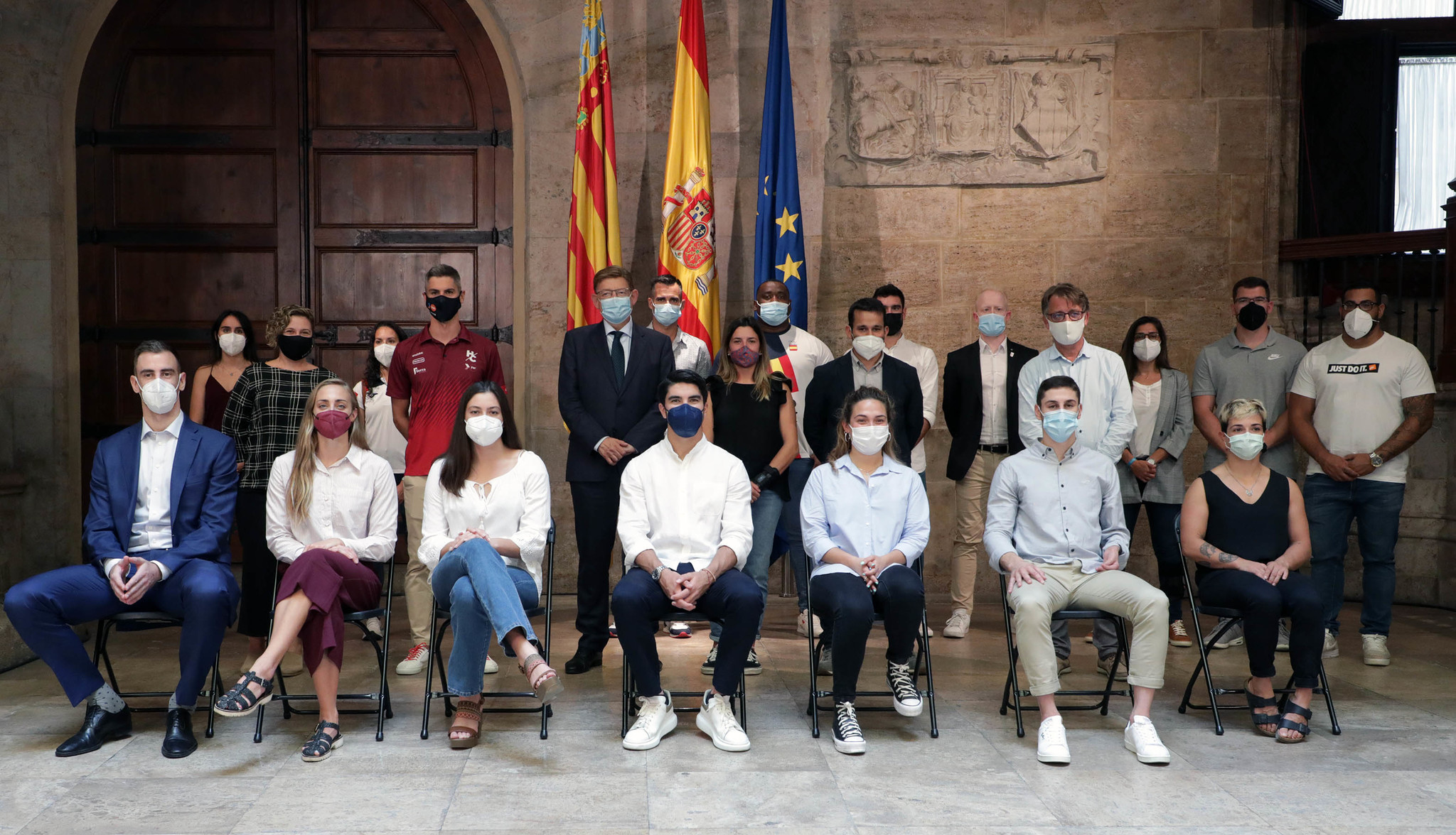 Foto de familia de todos los deportistas con el presidente de la Generalitat, Ximo Puig.