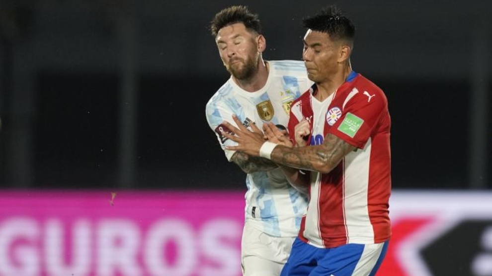 Messi y Arzamendia chocándose en el Paraguay contra Argentina.