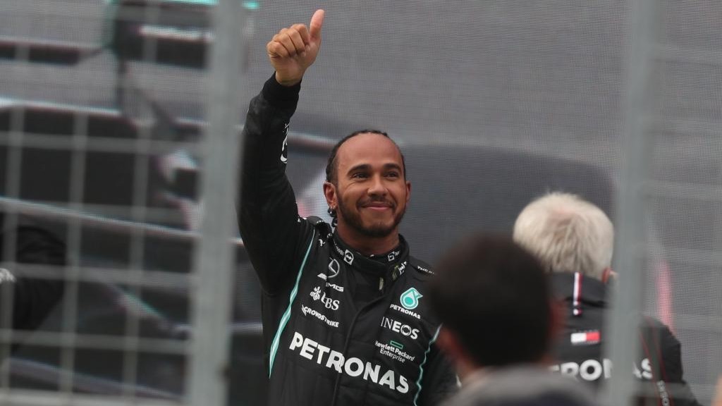 Hamilton celebra su pole 102 en la F1 en el GP de Turquía.