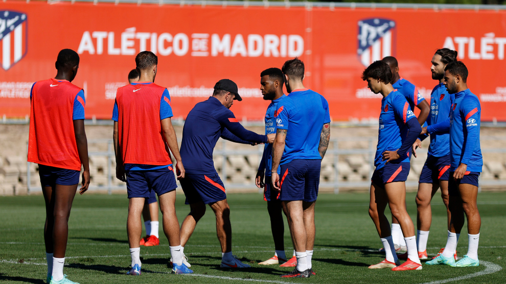 Simeone dando instrucciones a sus jugadores durante un entrenamiento.