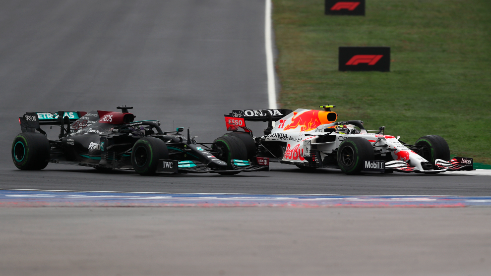 Hamilton intenta superar sin éxito a Checo Pérez.